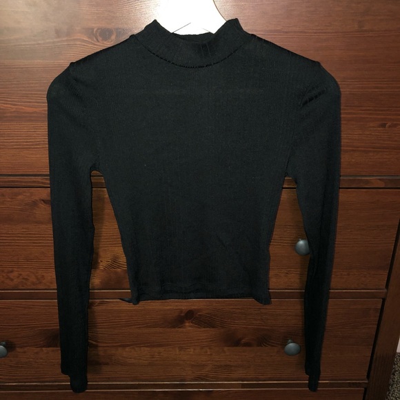 H&M Tops - H&M Divided Mock Neck Crop H&M Tops - H&M Divided Mock Neck Crop